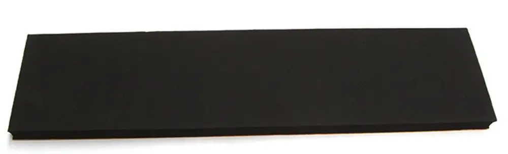Schwarze Dämmplatte, flach und rechteckig, geeignet für den Einsatz mit Daikin Altherma R Hybrid zur Wärmedämmung.